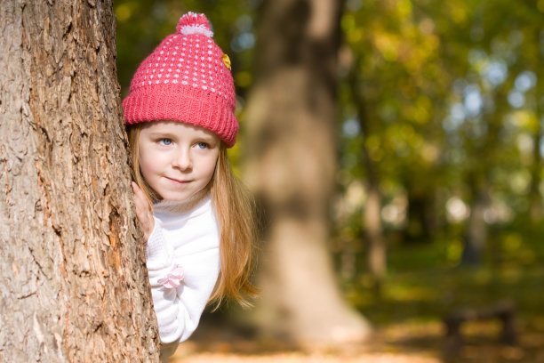 小女孩躲在树后面图片下载