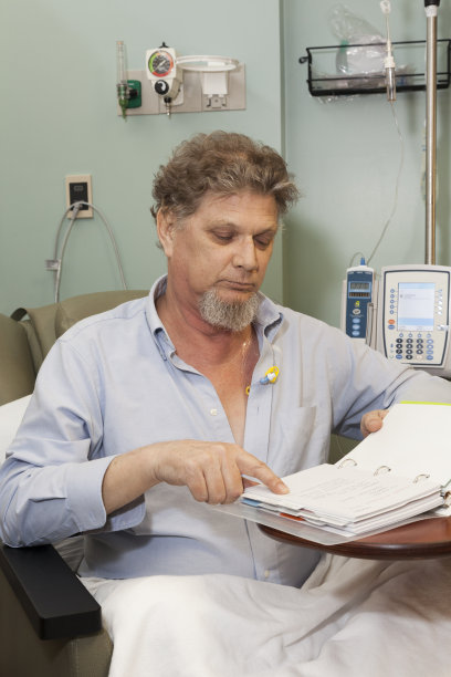 正在接受化疗的男子正在研究他的笔记图片下载