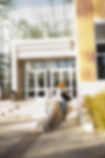 教育:散在校园的大学生。学校建筑。图片下载