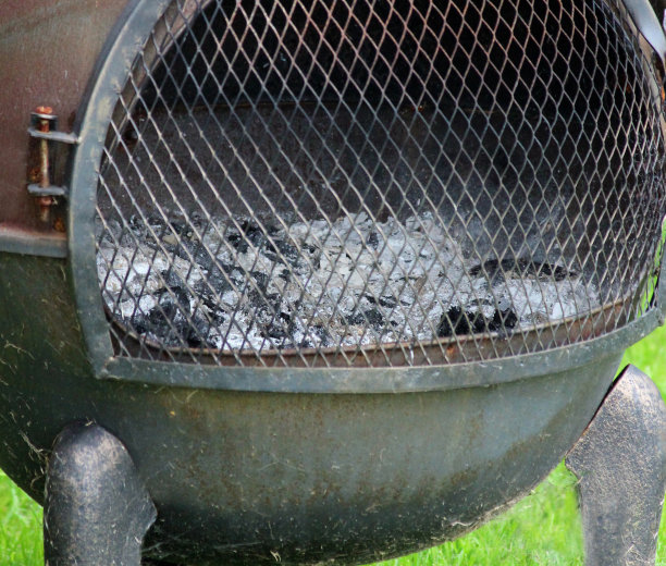 室外壁炉/烧柴炉烧烤、烟囱的生锈的铁烟囱形象图片下载