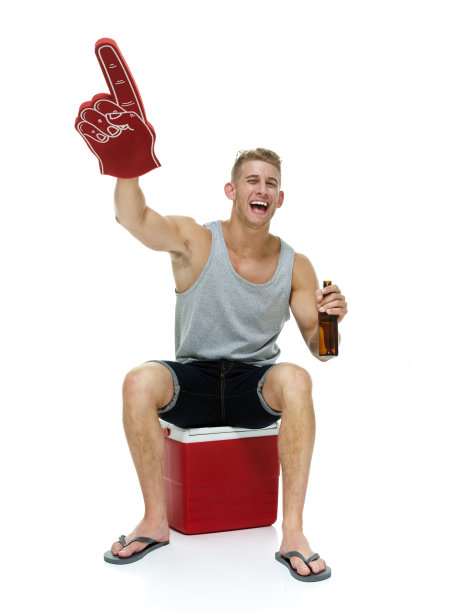 愉快的随意的男人欢呼图片下载