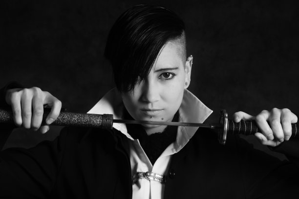 年轻的亚洲男子用下巴画武士刀。图片下载