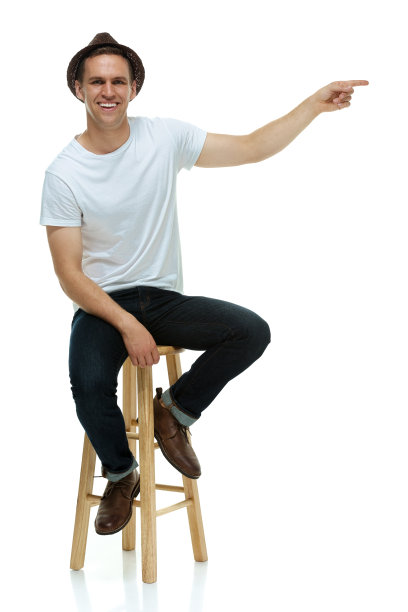 坐在凳子上微笑的男人，指着别处图片下载