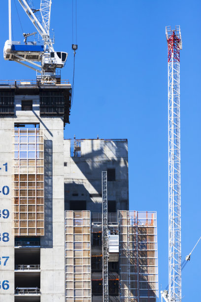 蓝天映衬下的塔吊摩天大楼图片下载