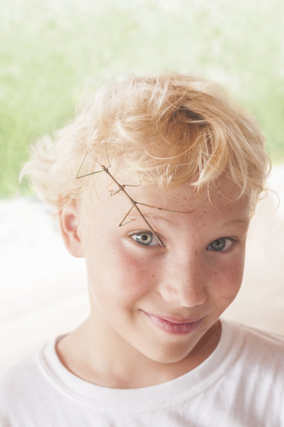 金发男孩，脸上拄着拐杖图片下载