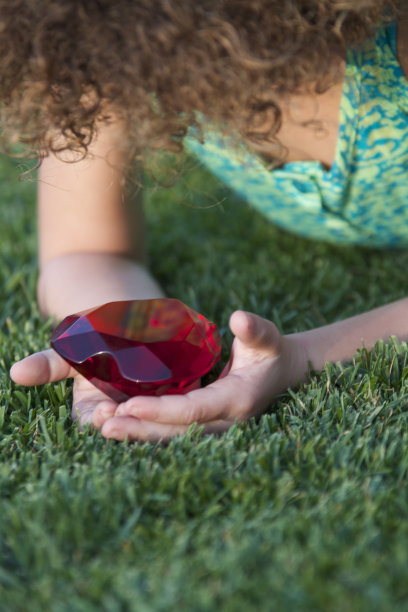 小女孩看着手中的爱心图片下载