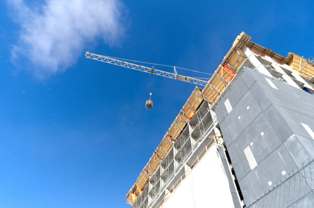 水泥桶和施工起重机-库存照片图片下载