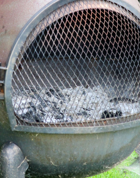 室外壁炉/烧柴炉烧烤、烟囱的生锈的铁烟囱形象图片下载