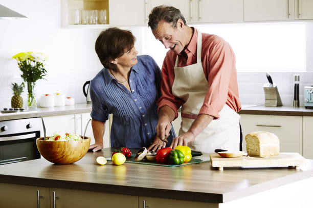 爱的成熟夫妇一起在厨房图片下载