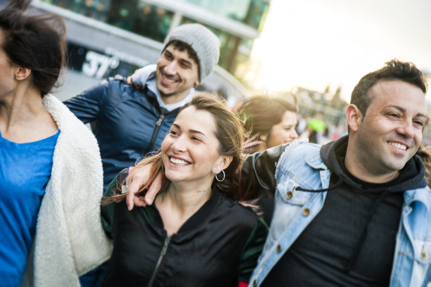 朋友们一起在伦敦市中心闲逛图片下载
