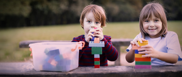 公园里嬉戏的孩子图片下载