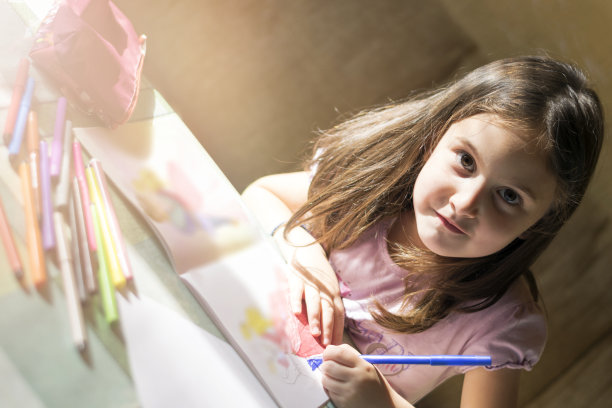 小女孩看着相机上色图片下载