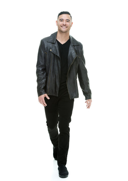 微笑的人走着，看着镜头图片下载