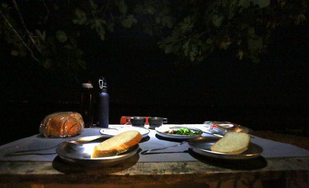 晚上的露营餐桌图片下载