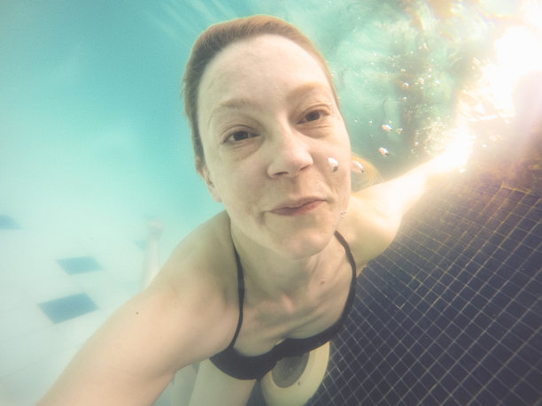 游泳池里的水下女子肖像。素材图片