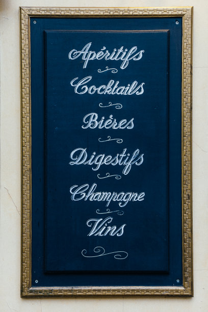 一家法国餐厅外的菜单牌图片下载