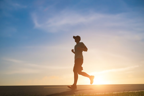 一个男人跑步的剪影图片下载