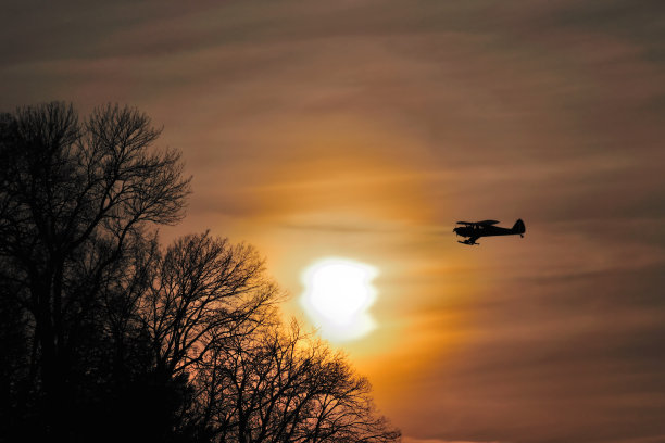 飞机在日落时分图片下载