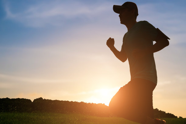 一个男人跑步的剪影图片下载