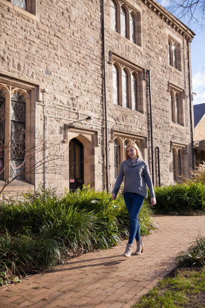 学生在阳光明媚的日子里散步图片下载