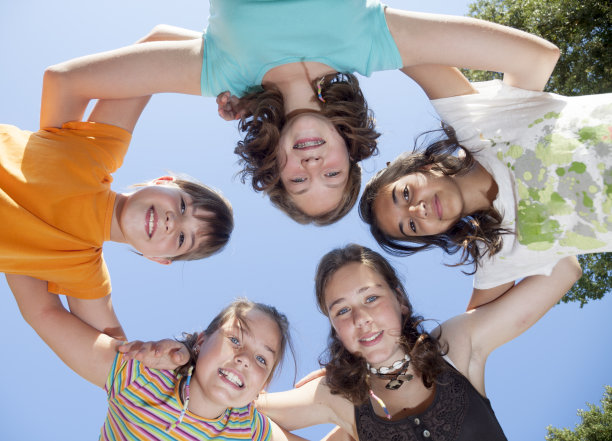 五个快乐的孩子，女孩，挤在一起图片下载