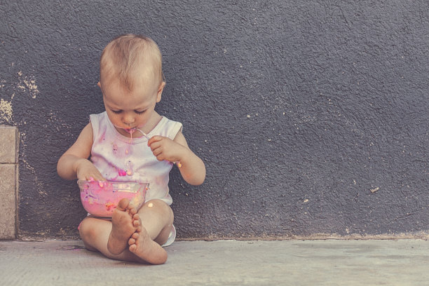 婴儿吃冰淇淋。图片下载
