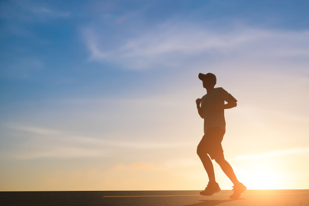 一个男人跑步的剪影图片下载