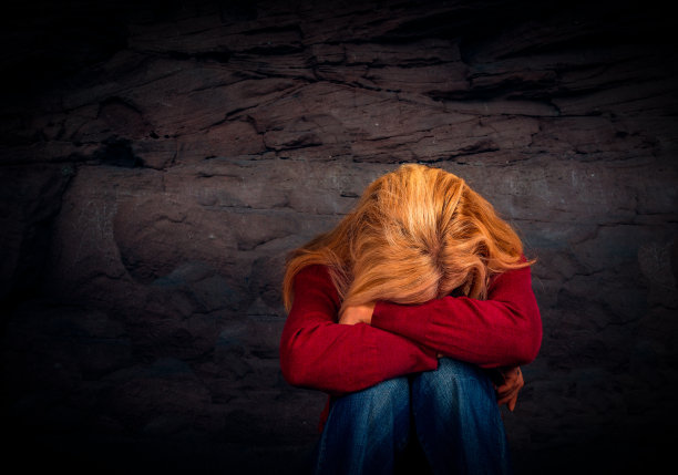 独自在黑暗中的女人图片下载