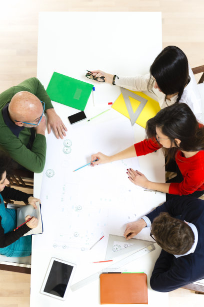 为一个项目工作的一组建筑师图片下载