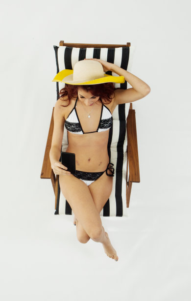 上图是坐在扶手椅上的比基尼女子图片下载