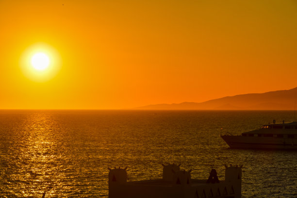 史诗般的日落与美丽的颜色-米科诺斯，希腊图片下载