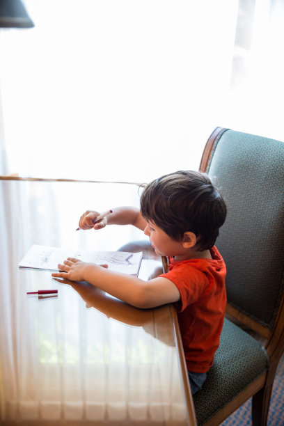 在书桌上写作图片下载