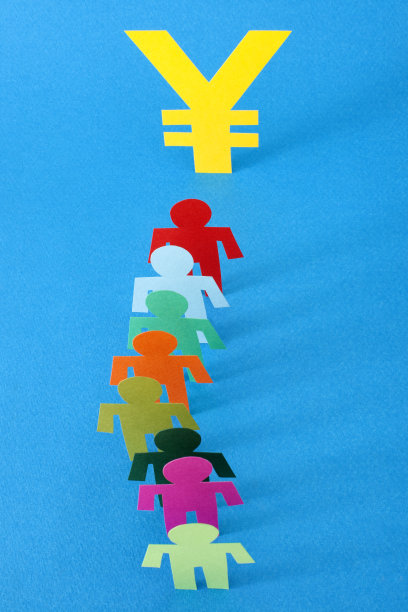 男人们在日元牌前排成一排图片下载