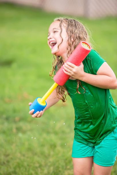 在水战中拿着水枪笑的女孩图片下载