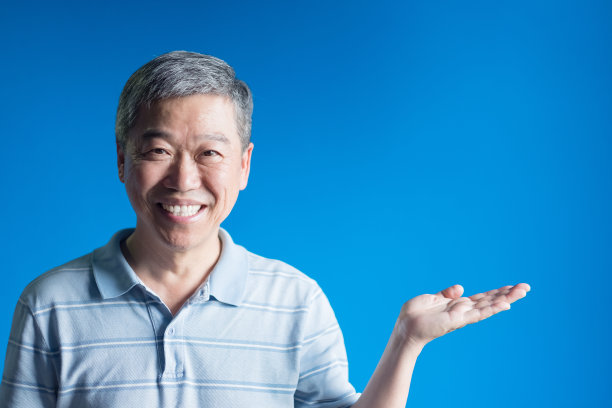 老人开心地笑了图片下载