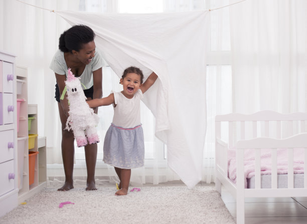 它的节目时间。母亲和女儿在家剧院演出。图片下载