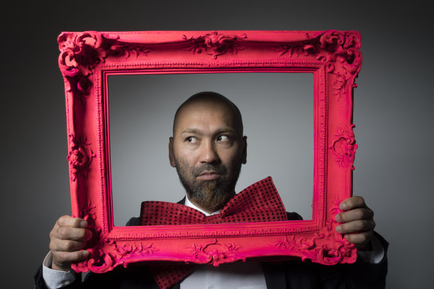 一个男人和一个框架的肖像。图片下载