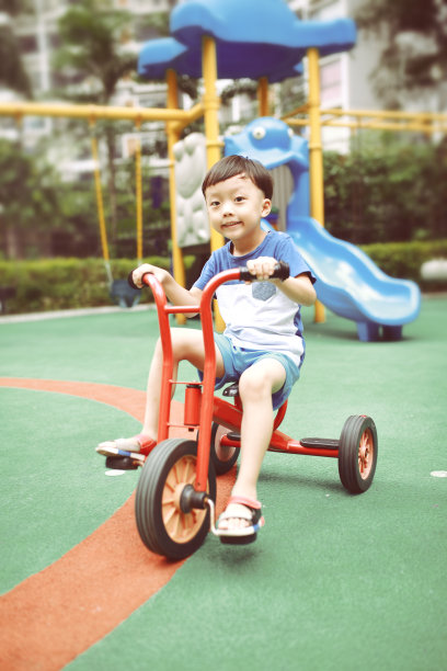 可爱的亚洲孩子在操场上图片下载