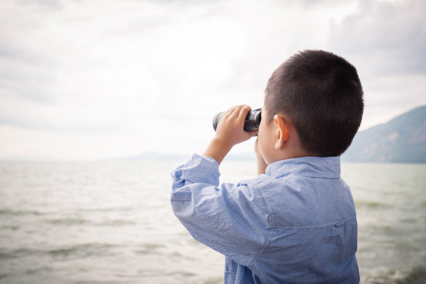 小男孩用望远镜看图片下载