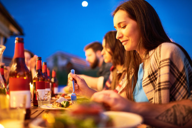 在烛光下野餐的女人图片下载