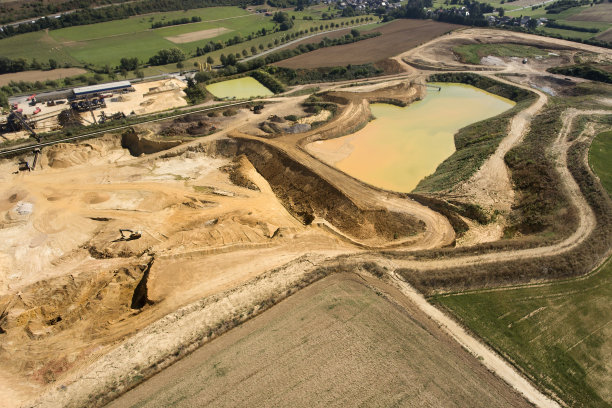 砾石和沙子采石场-鸟瞰图图片下载