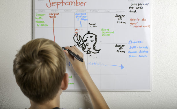 男孩在白板上画画图片下载