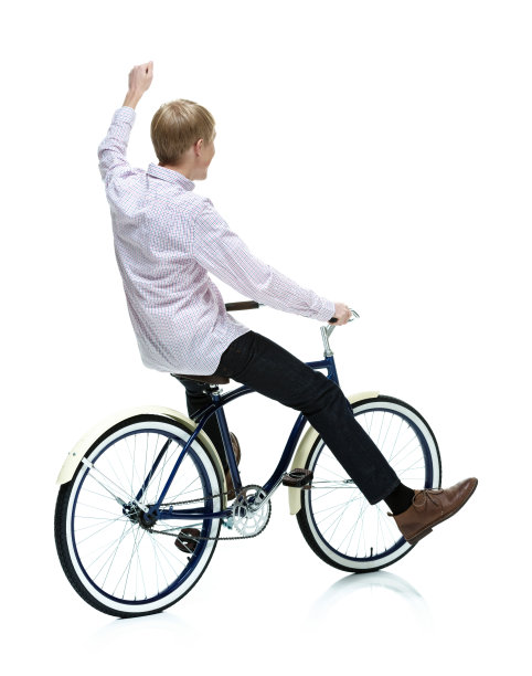 后视图的人骑自行车和欢呼图片下载