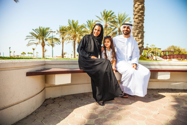 在迪拜享受周末的阿联酋家庭图片下载