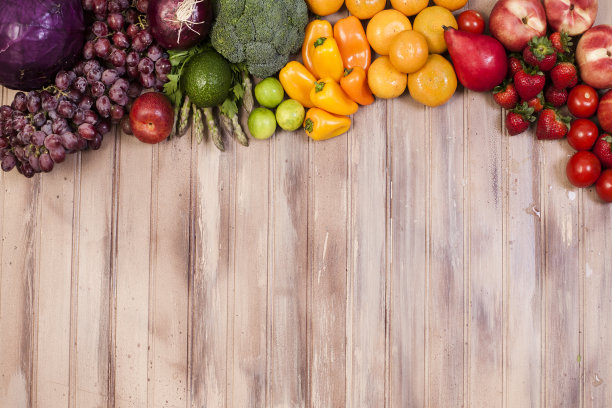 新鲜，有机色彩丰富的水果，蔬菜在质朴的木桌上。素材图片