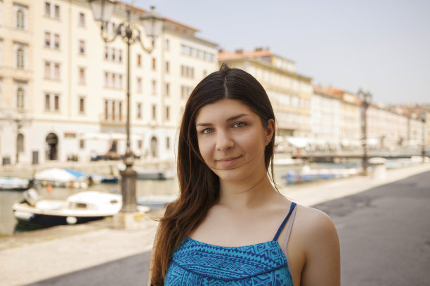 年轻的女游客在享受意大利的里雅斯特之旅图片下载