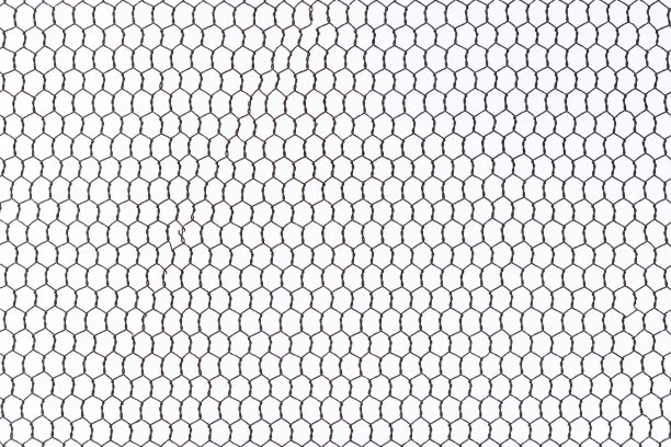 白色背景上生锈的铁丝网围栏的孤立镜头图片下载