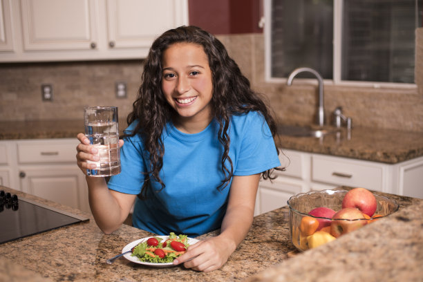 放学后吃沙拉当晚餐的少女。图片下载