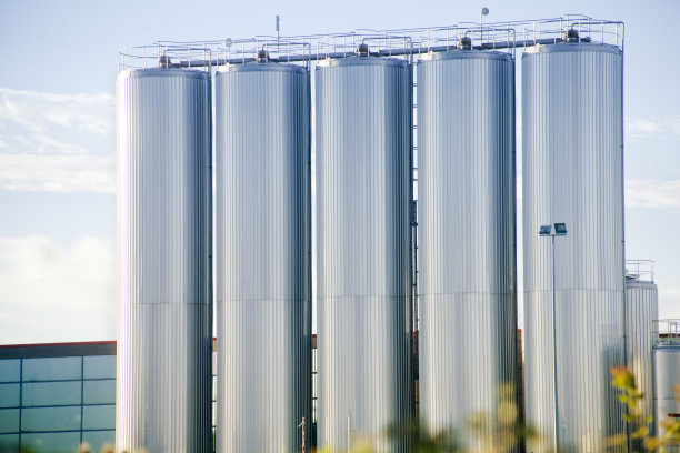 不锈钢储罐，乳品工厂。图片下载