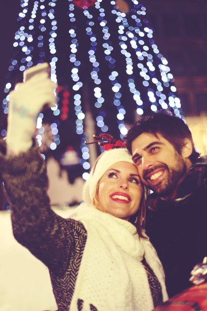 圣诞树旁的情侣图片下载